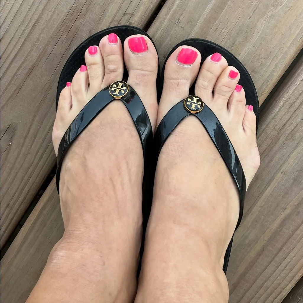 Tory Burch Black Flip Flops🏖️☀️ - Image 4