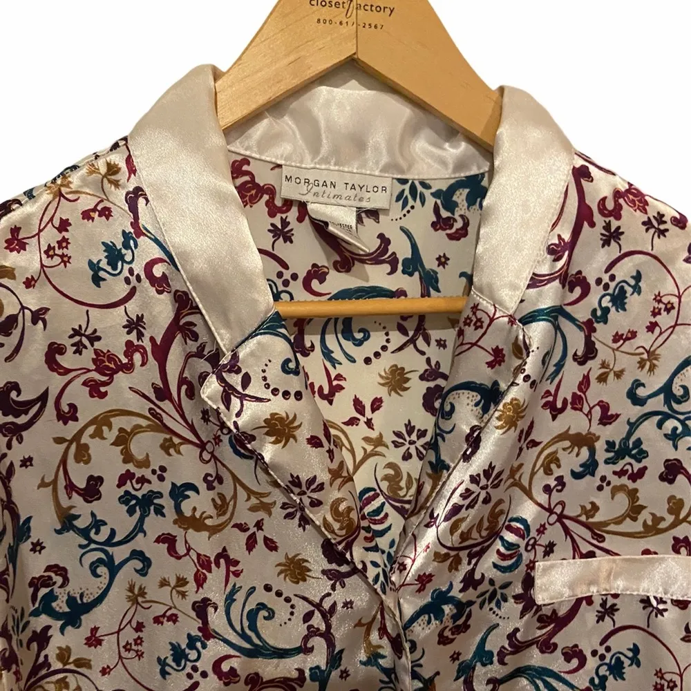 Morgan Taylor Intimates Sz M Cream W/Blue & Purple Collared Pocket Front Nightie - Image 2