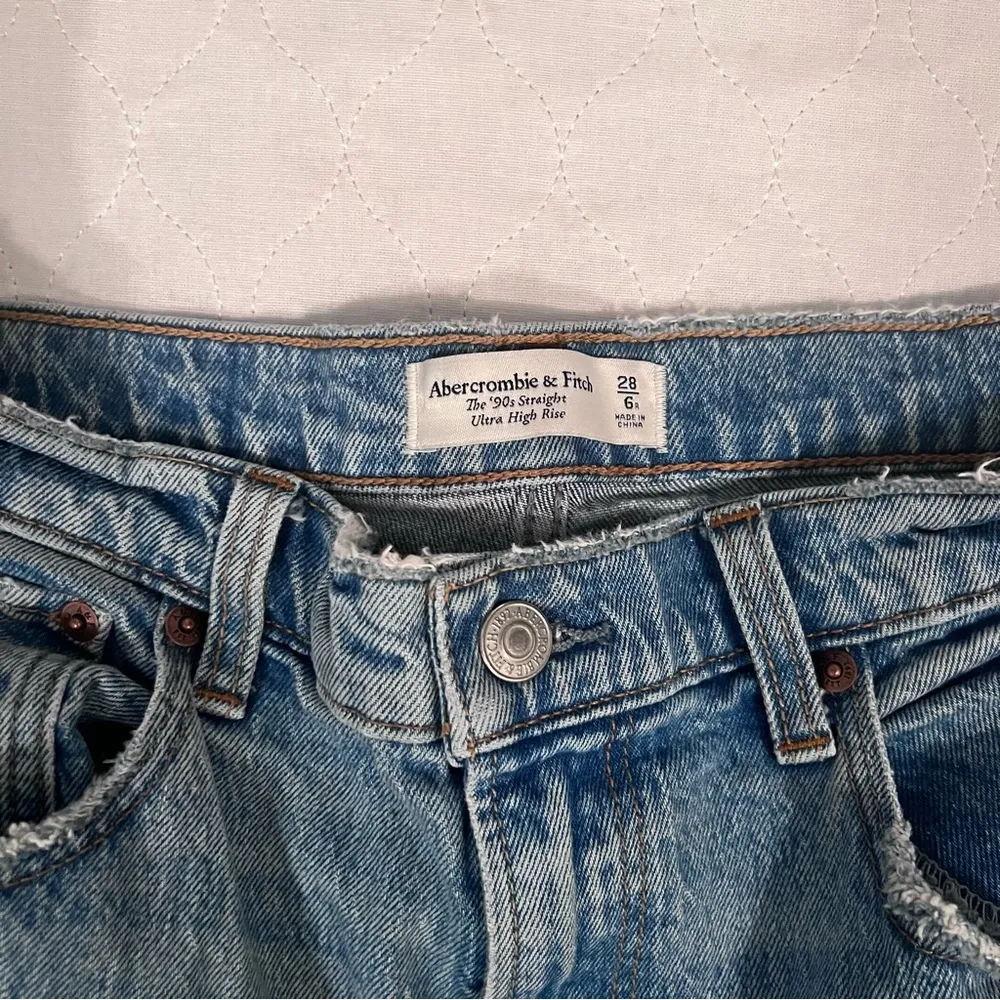 Abercrombie and Fitch Ultra High Rise 90s Straight Jean - Image 4