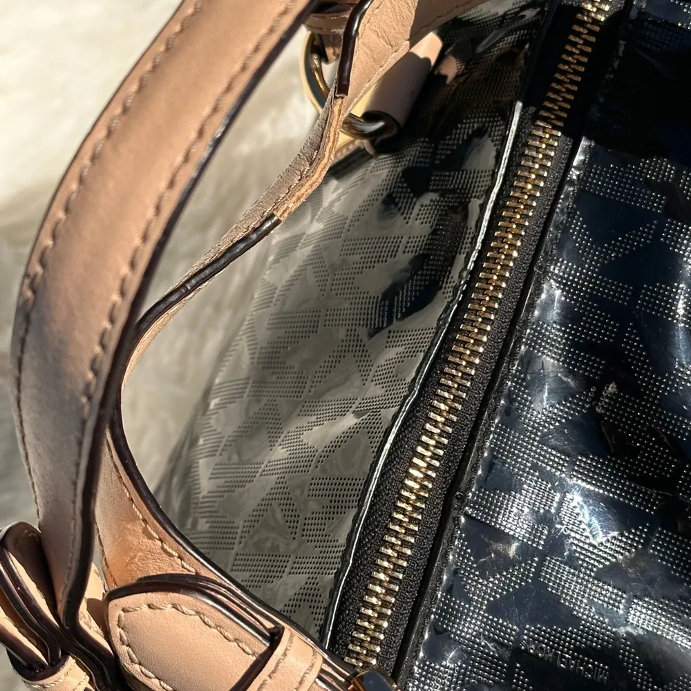 Michael Kors Grayson Medium Duffle Satchel. - Image 9