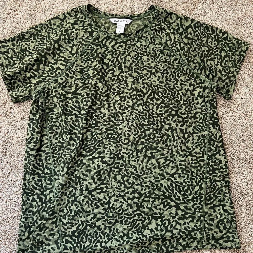 Athleta Green Camouflage Athletic shirt women’s small - Image 2