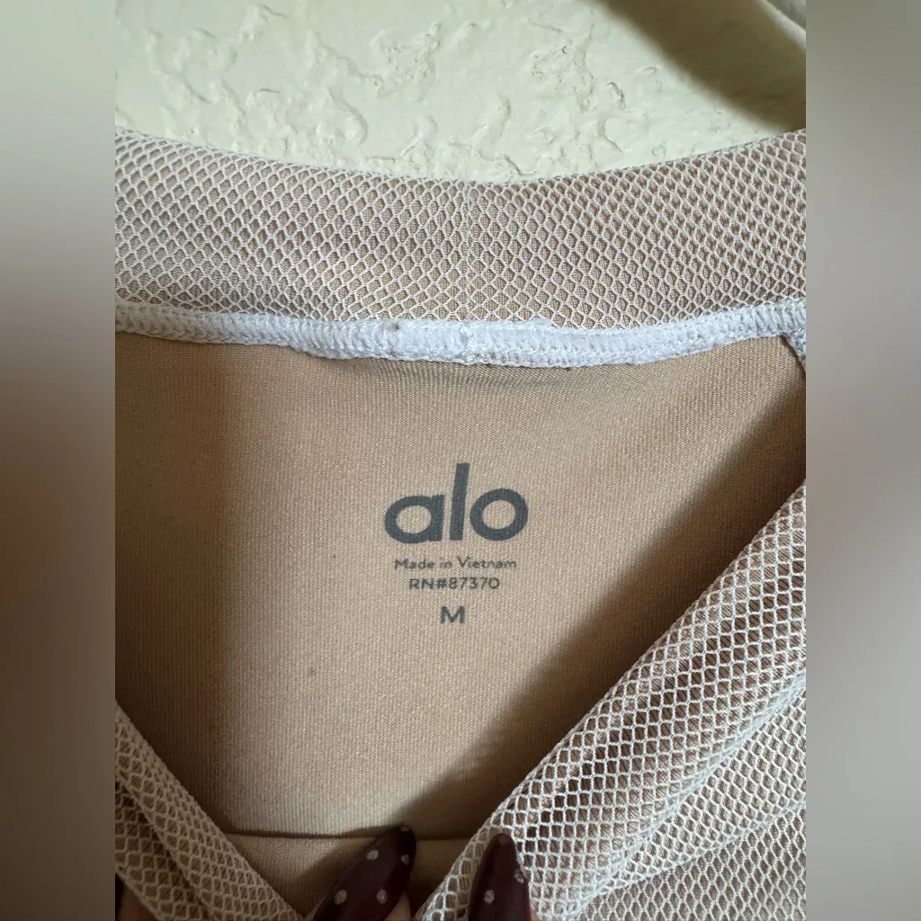 Alo Yoga Vision Long Sleeve Shirt Sz M in White Latte Cropped Ruched Mesh - Image 5
