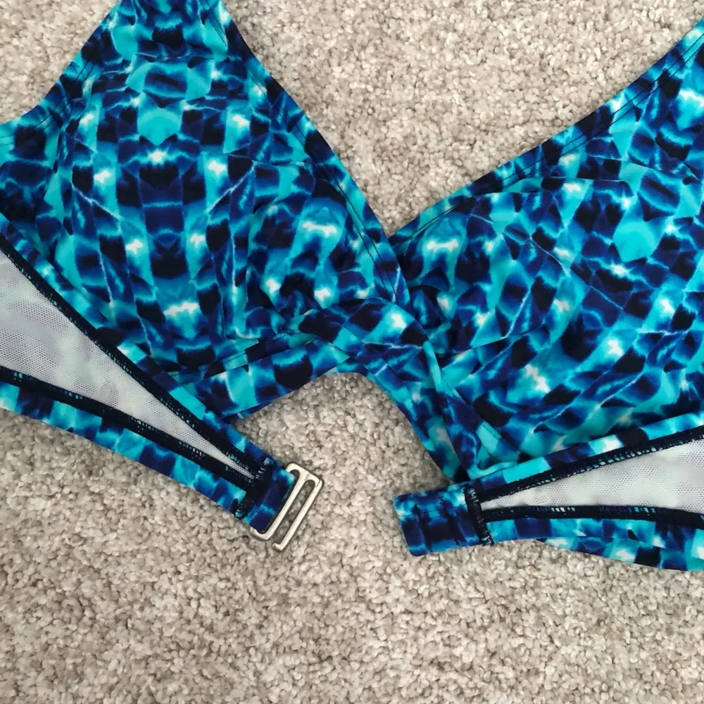 Athleta swim wear bikini top, size 34 B/C - Image 4