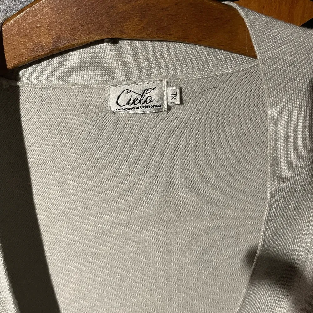 Woman’s gray button up cardigan with 2 pockets in front size XL gently worn - Image 5