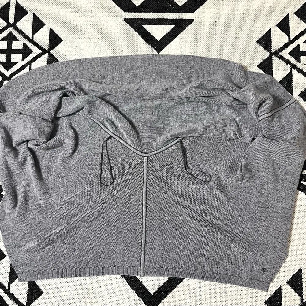 Exaltation Reversible Wrap in Dark Olive/Heathered Core Medium Gray - Image 6