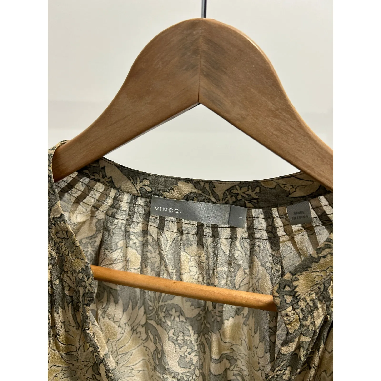 Vince. 100% Silk Elegant‎ Printed Blouse Size Small - Image 3