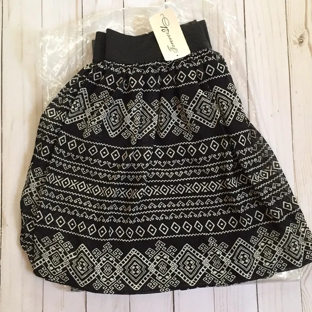 Forever21 Black White Tribal Batik Mini Skirt New - Image 7