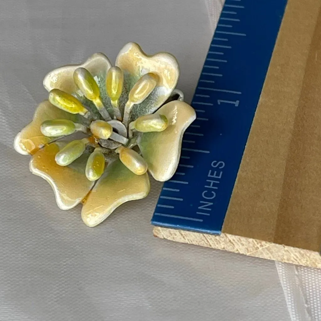 Vintage 1970’s floral enamel clip earrings. Yellow - Image 4