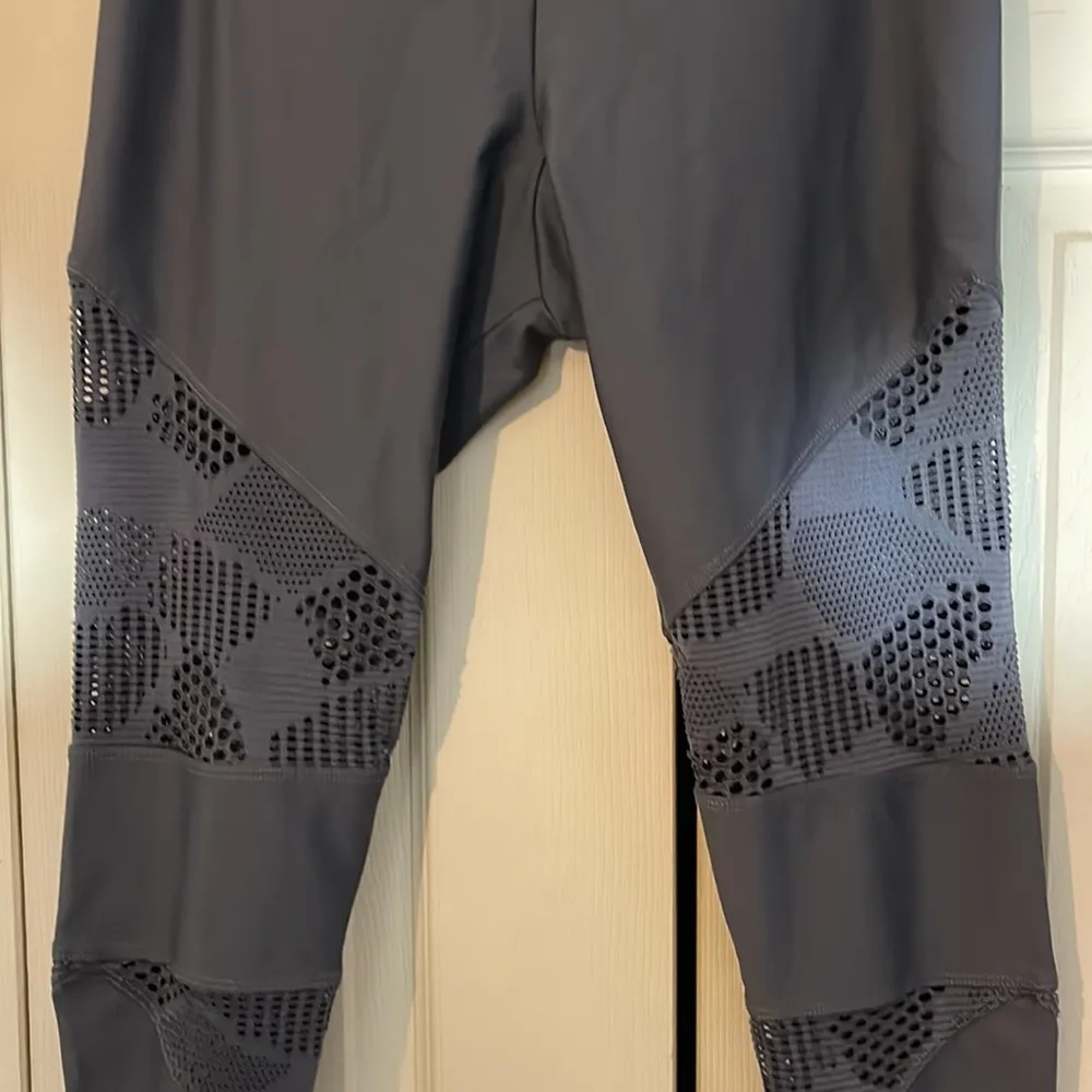Onzie Honeycomb Gray Cutout Capri Length Workout Yoga Pants or Joggers S M - Image 5