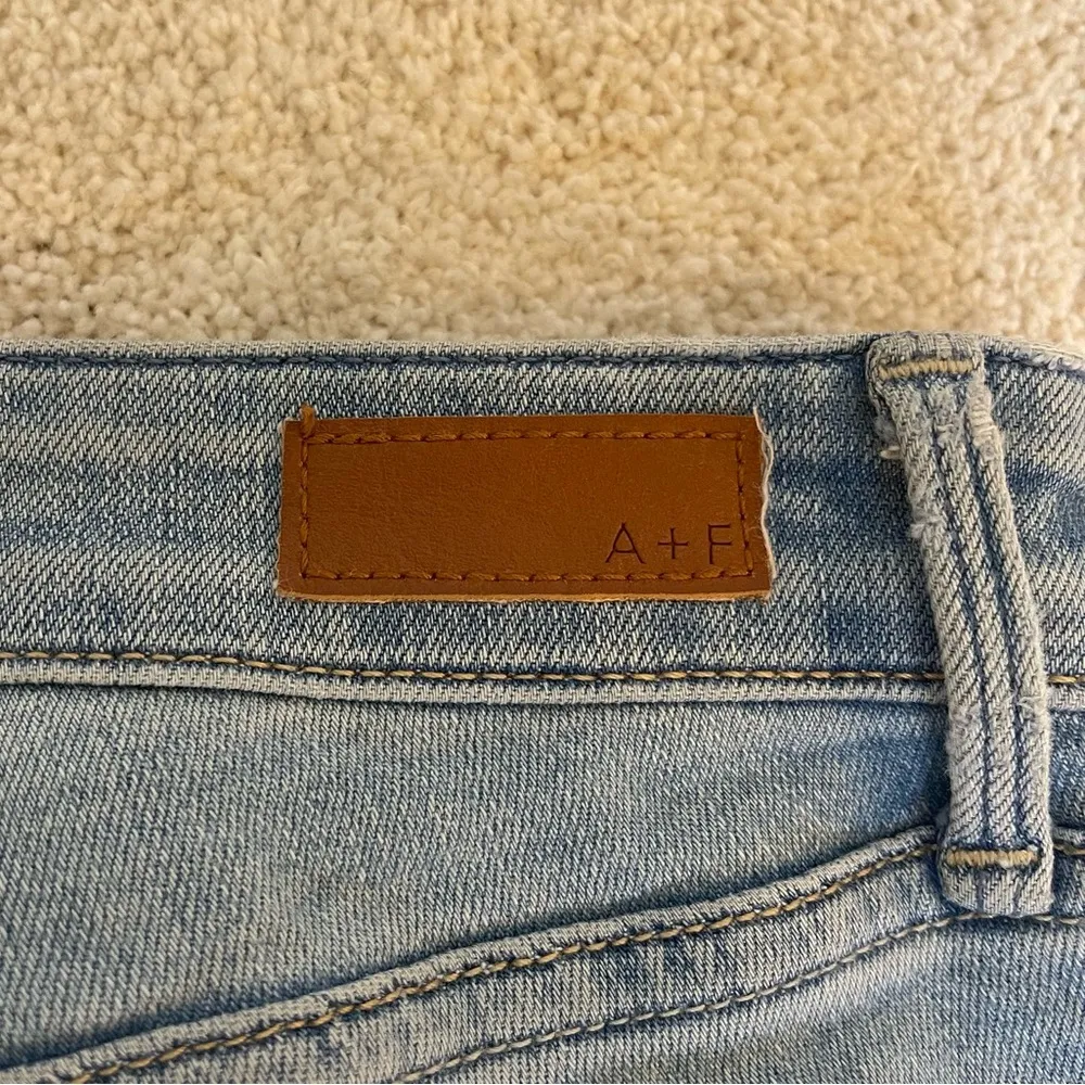 Abercrombie and Fitch Harper Ankle Straight Leg Stretch Distressed jeans size 8R - Image 9