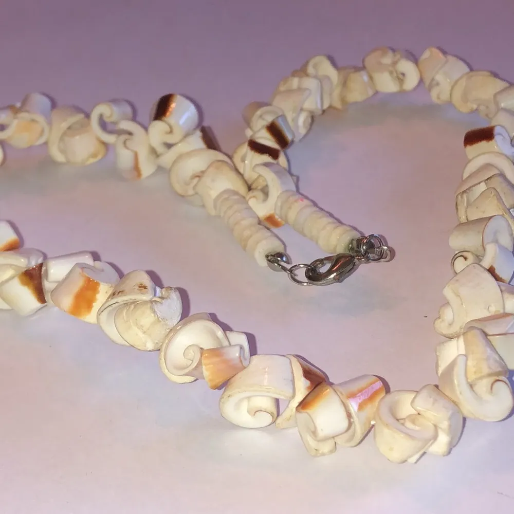 Off White Puka Shell Cut Shell Beaded Boho Retro Necklace - Image 5