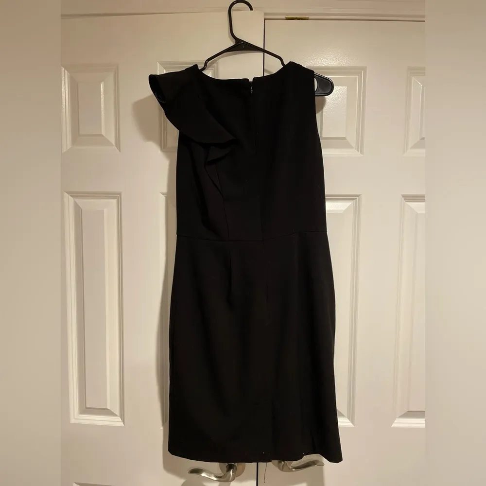 Elegant Black Sleeveless Sheath Dress with Ruffle Detail – Size 8 Calvin Klein - Image 7