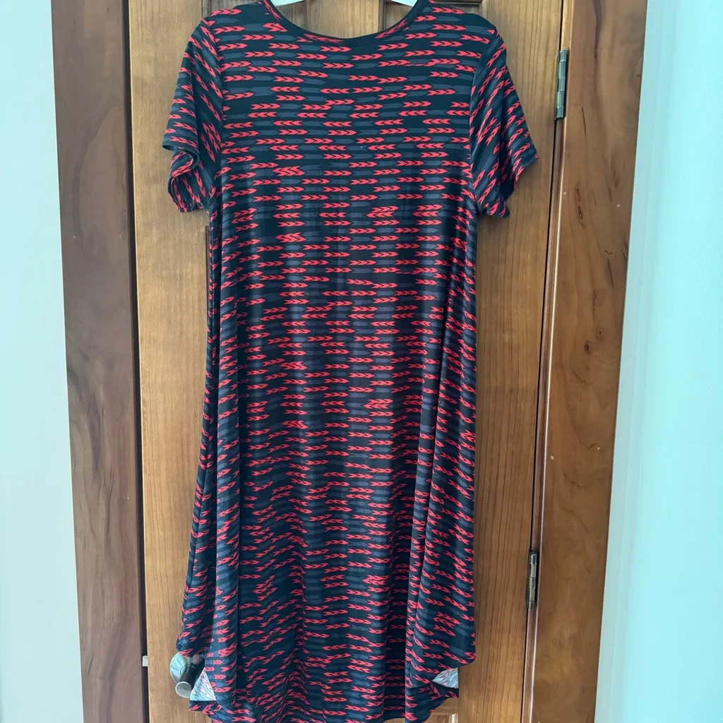 LuLaRoe Carly Hi-Lo Swing Dress Women’s Small Black Red Arrow Print Front Pocket - Image 4