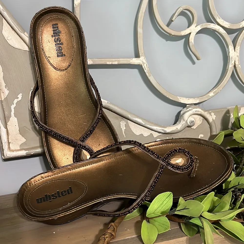 Unlisted Bronze Sandals Low Wedge Thong Beaded Womens 8.5 - Image 7