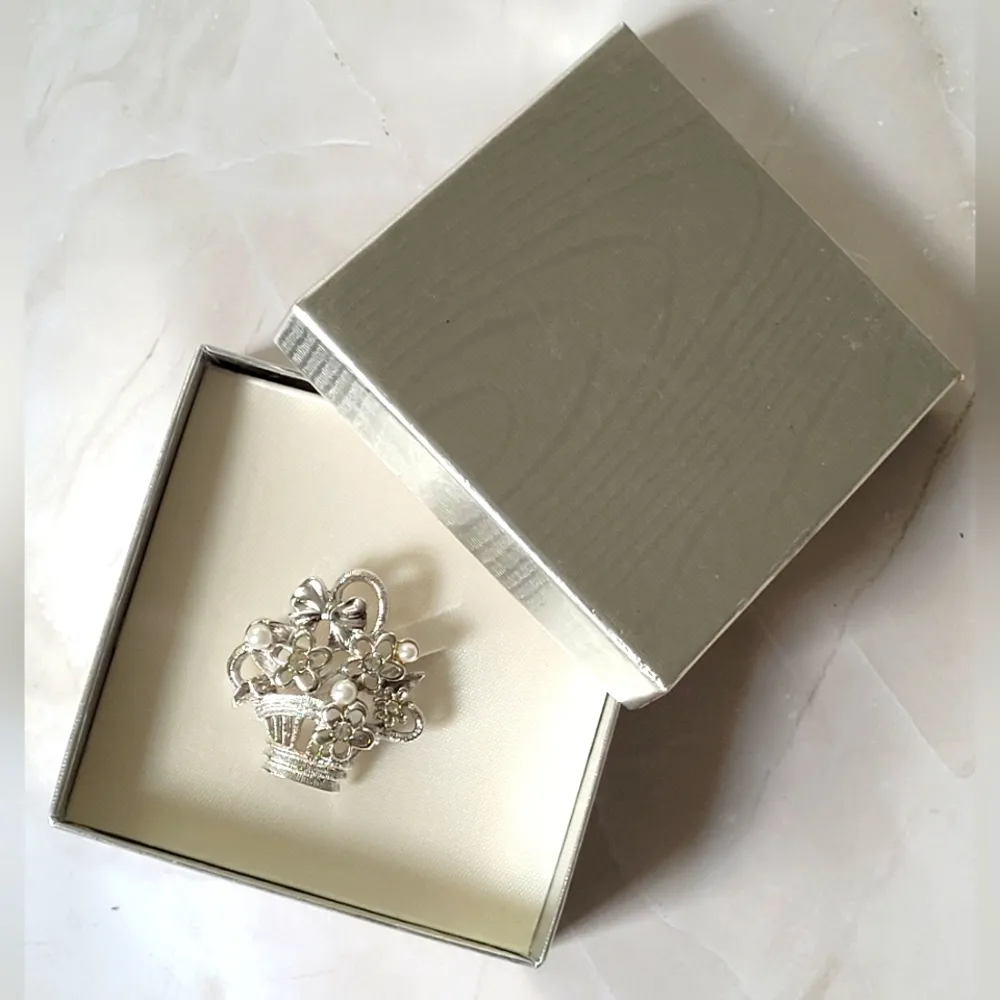 Vintage Made In Canada NWT Silver Tone Flower Basket Bouquet Brooch Pin - Image 4