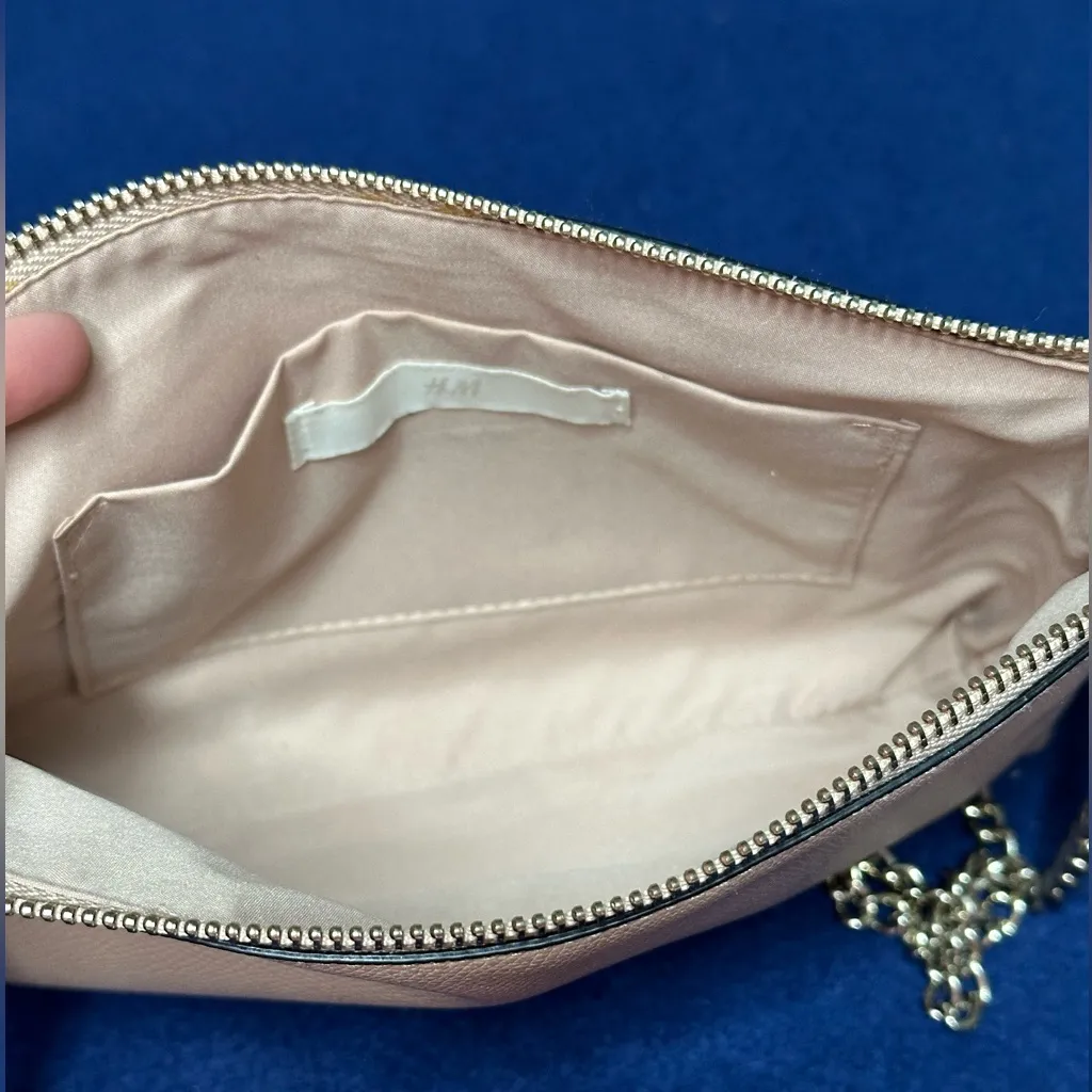 H&M Small Beige Crossbody Bag with Silver Chainlink Strap and Hardware - Image 4