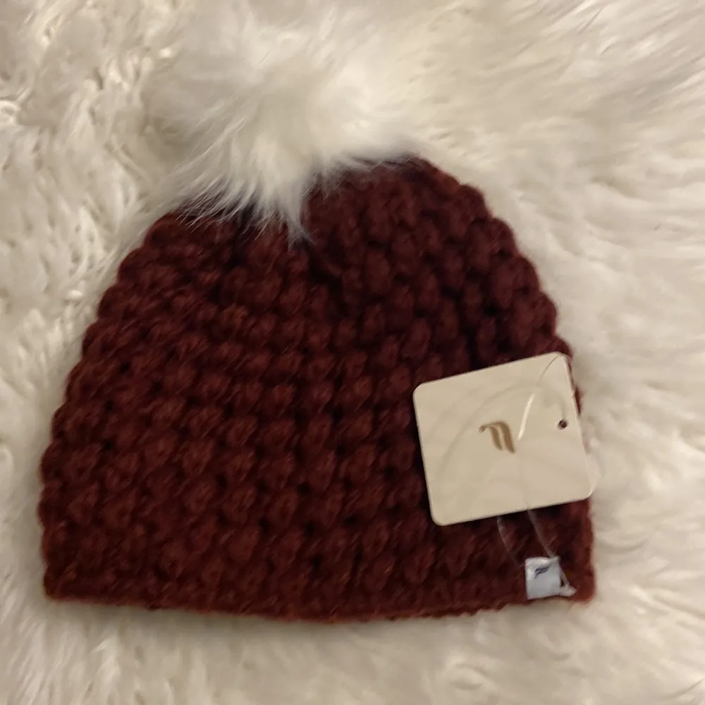 FABLETICS The Chunky Knit Beanie with Pom hat burgundy color brand new - Image 8