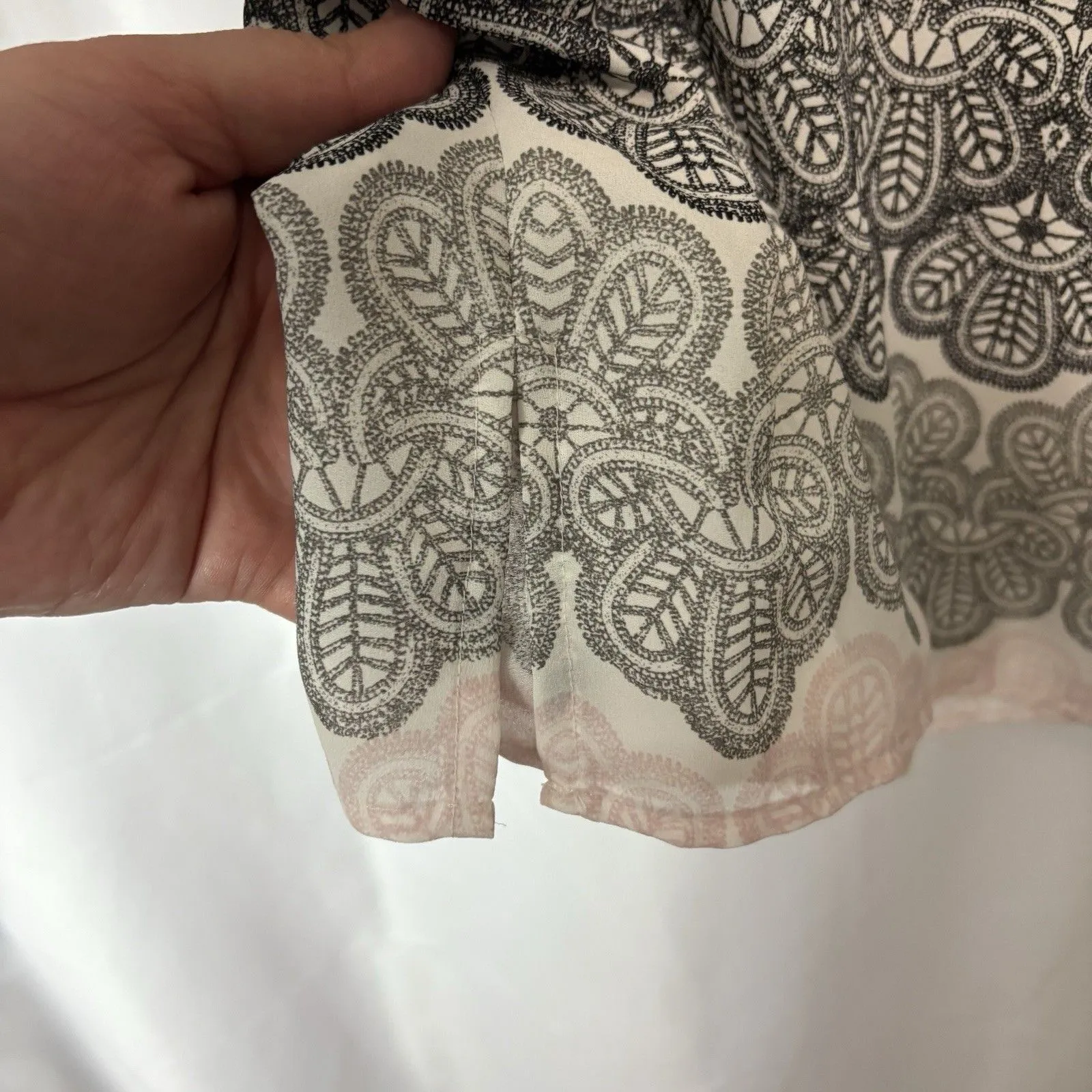 VIOLET + CLAIRE Gray Pink Black Crochet Floral Design Top Size 2X V-Neck 3/4 Slv - Image 5