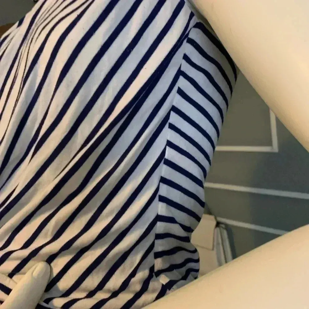 White House/Black Market. - Image 6