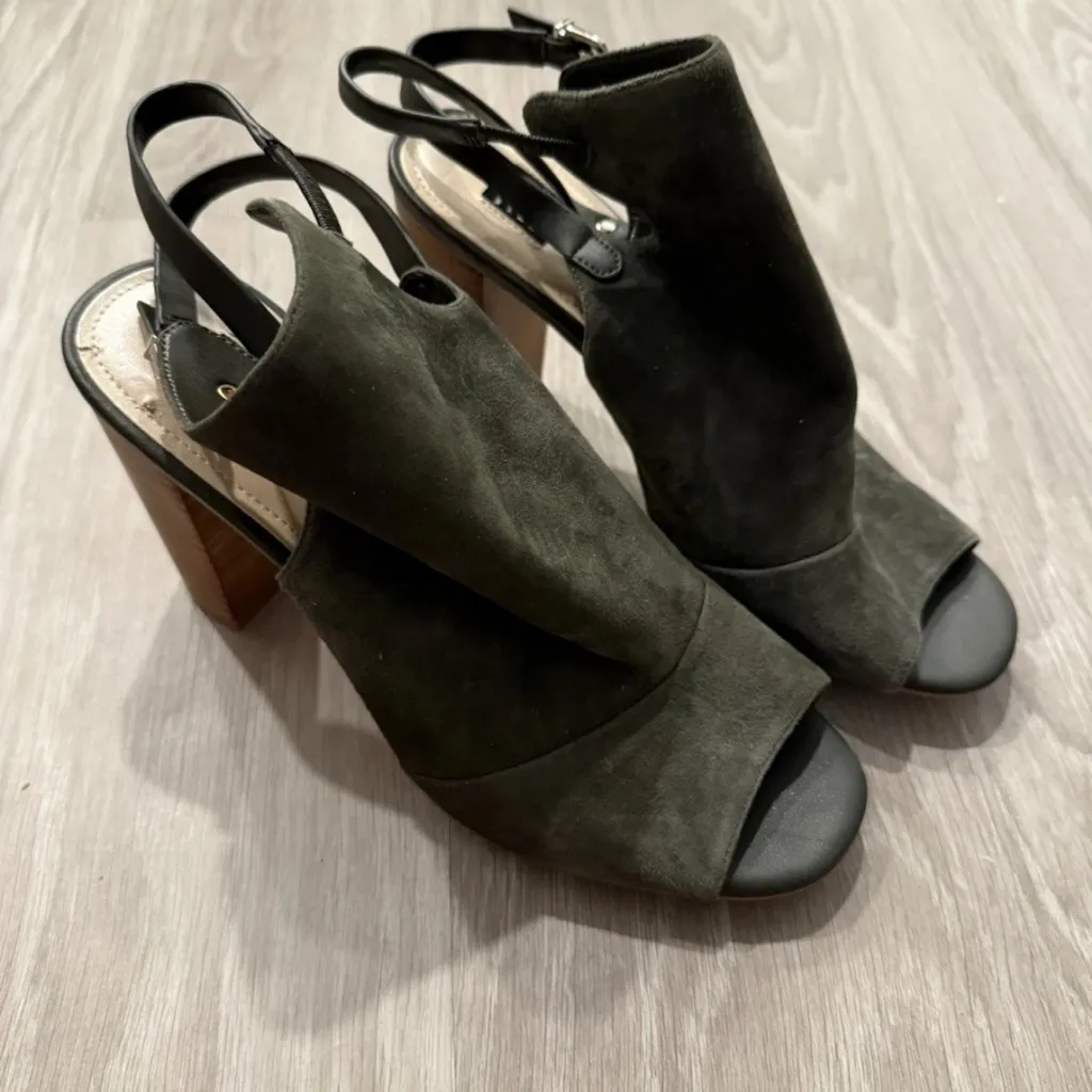 Elegant White House Black Market Green Women's Heels - Image 2