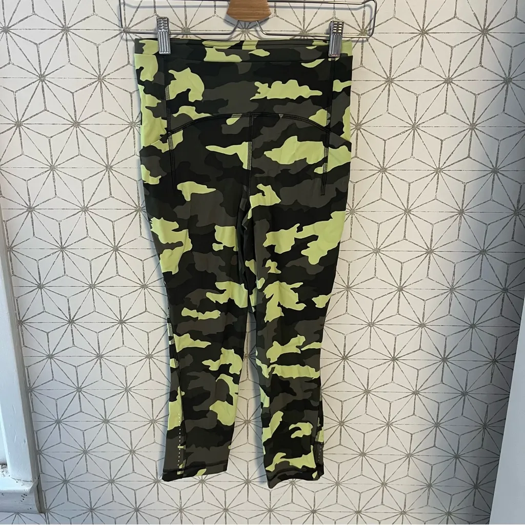 Lululemon Swift Speed High-Rise Crop 21"
Heritage 365 Camo Crispin Green Multi - Image 3