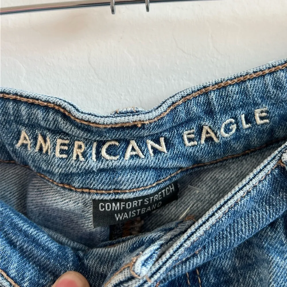 American Eagle Highest Rise Distressed Mom Short Size 10 In Light Wash - Image 2