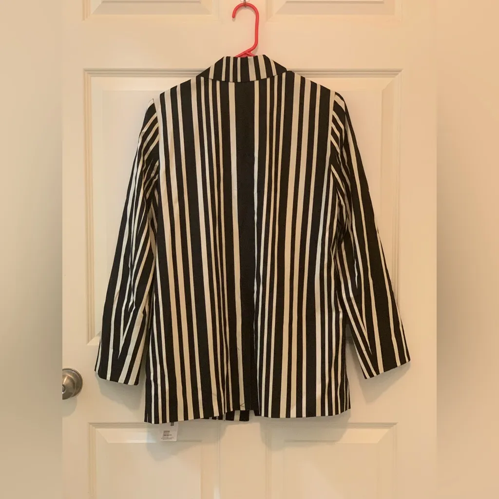 Alice + Olivia Black and White Striped Open Front Blazer.       Size-Small - Image 4
