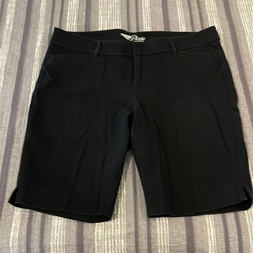 Women's Old Navy Black Pixie Bermuda 10" Shorts Size 10R EUC #0653 - Image 2