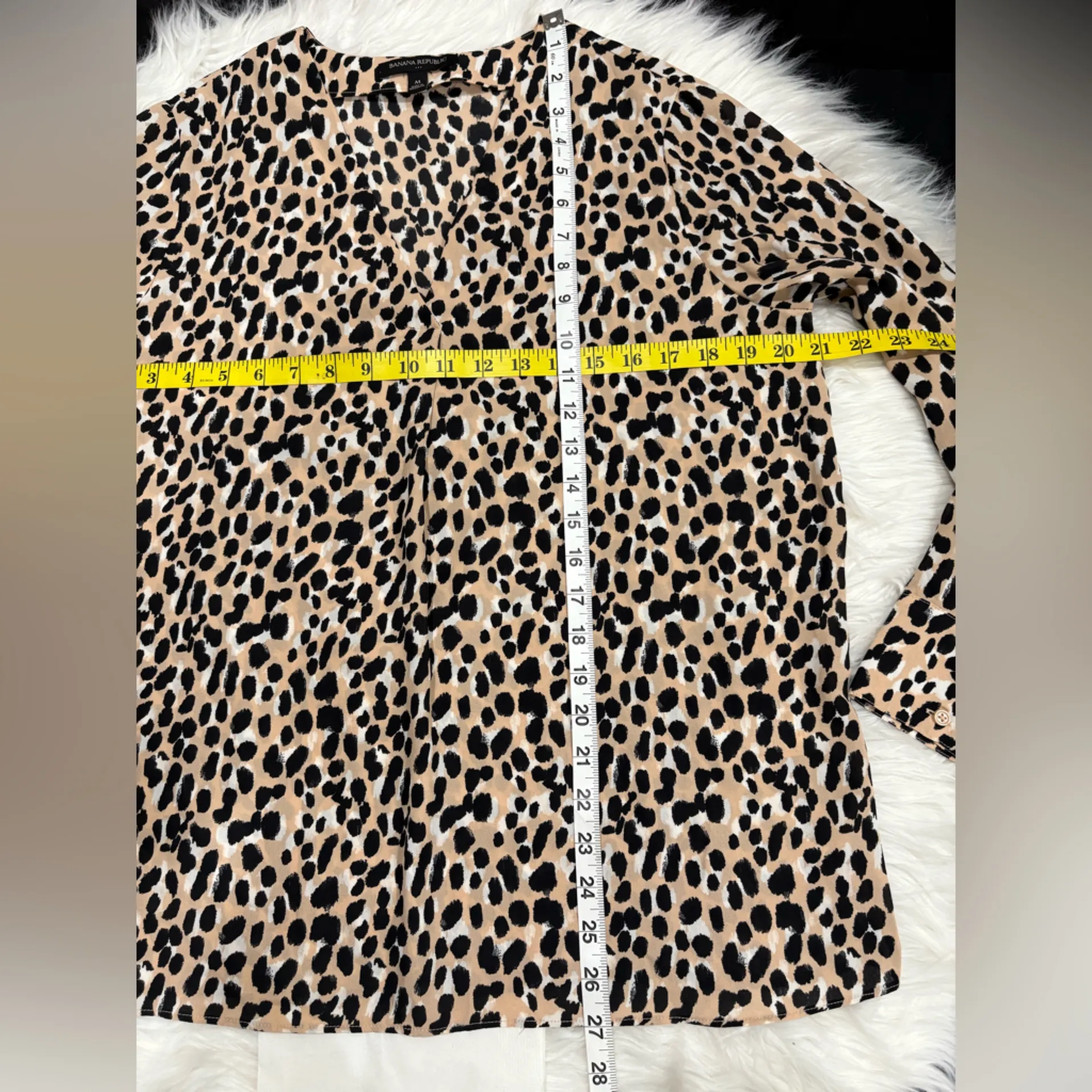 Banana Republic Animal Print V-Neck Blouse Size M - Image 3