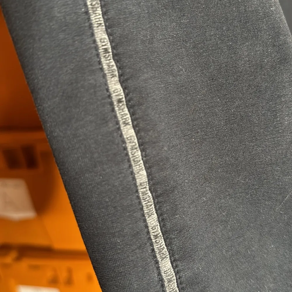 Gymshark Cropped Hoodie Black Pull Over Sweatshirt Zipper Accents Size Medium - Image 9