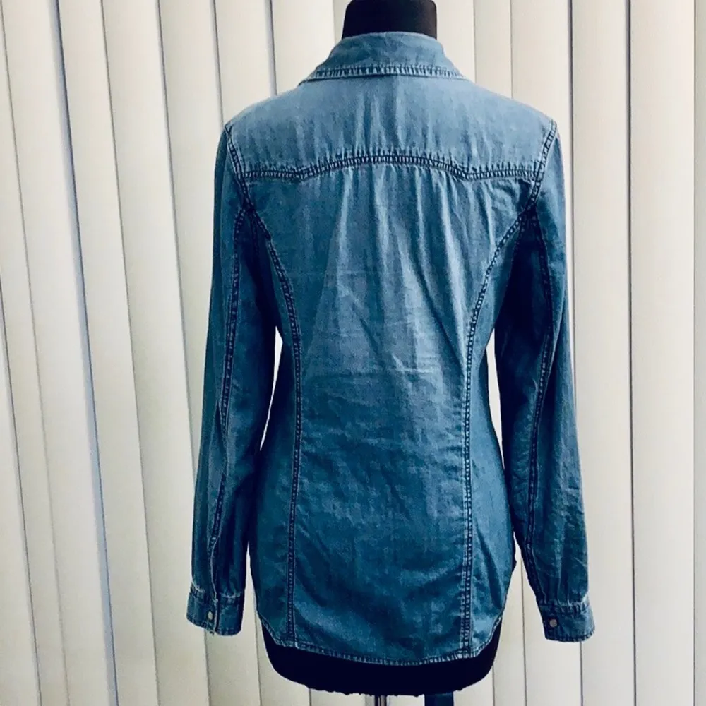 Charlotte Russe Pearl Snap Denim Shirt. - Image 3