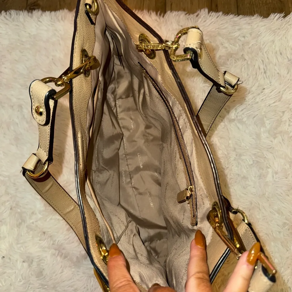 ￼Gorgeous oversized Calvin Klein purse with Crossbody attachment. Tan gold cork - Image 5