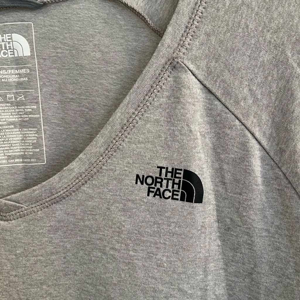 The North Face Wander Long-Sleeve Shirt Grey V Neck Large Woman’s - Image 3
