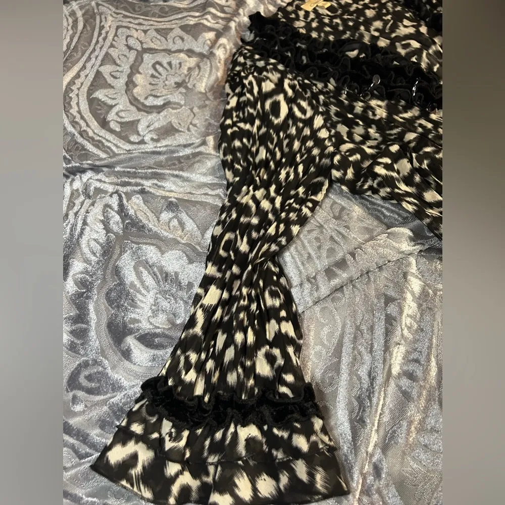 Black & White Leopard Print Cardigan with Ruffle Collar, Beadwork, & Tab Sequins Size M - Image 10