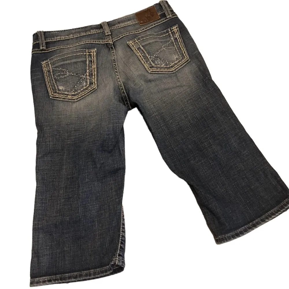 BKE BUCKLE Lexi Embellished Jean Capri Pants D19 - Image 2