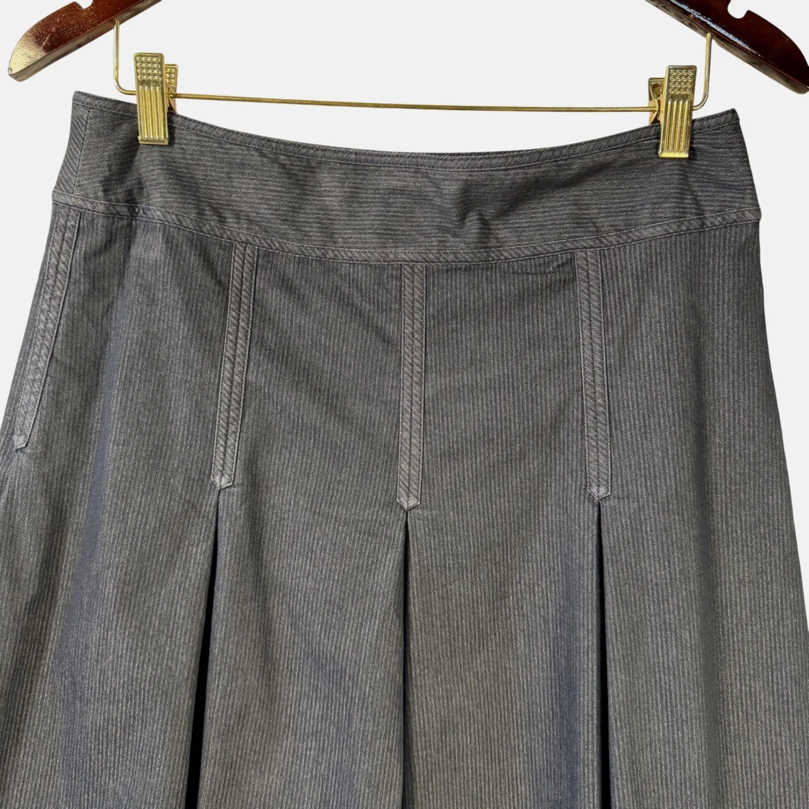 Ann Taylor LOFT Size 6 Denim Pleated Knee Length Skirt Blue Pinstripe - Image 2