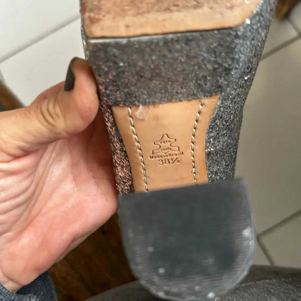 Alice + Olivia Gizelle Silver Glitter Heels
Size 7.5 or 38.5 - Image 12