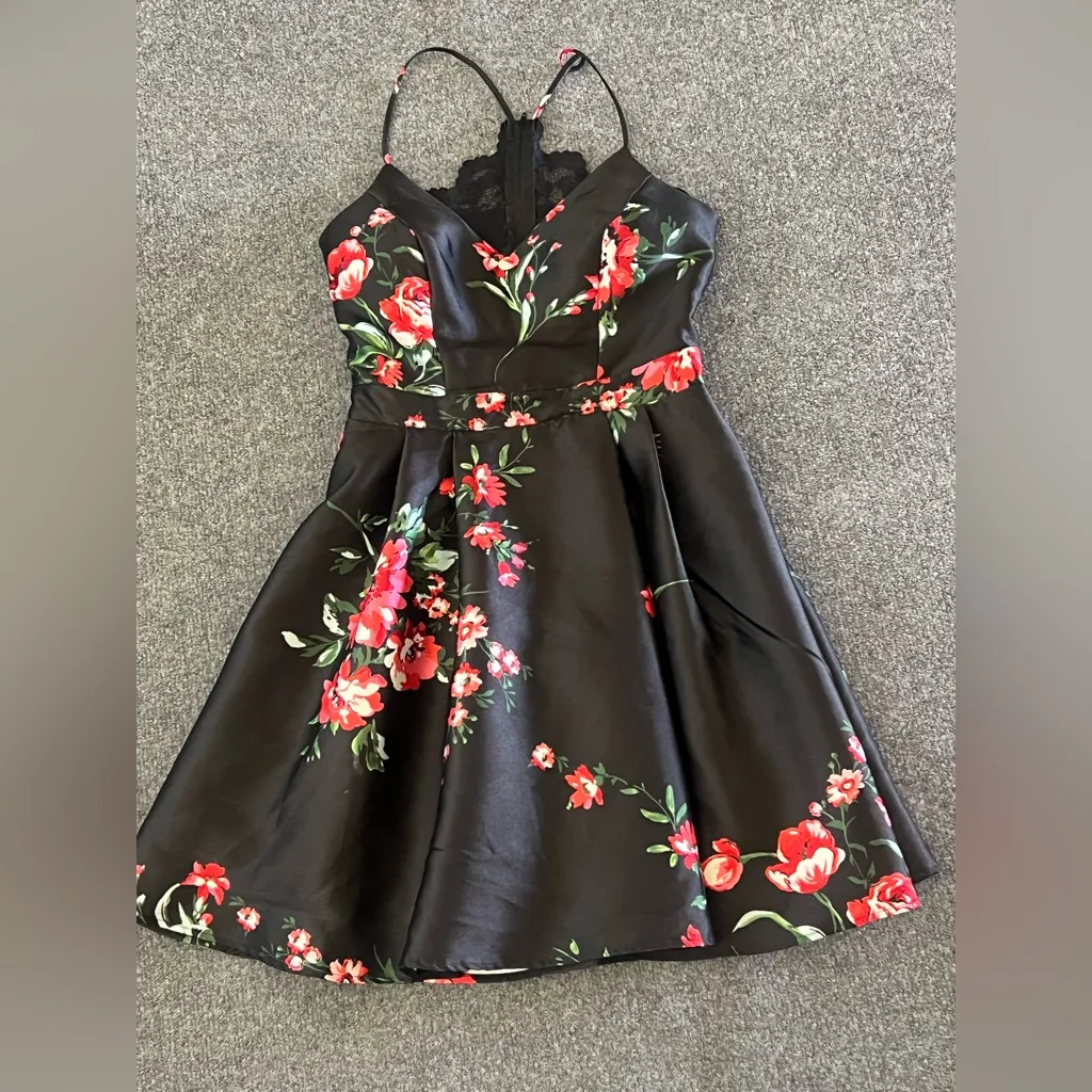B. Smart Floral Black Halter Dress Size 3 - Image 4