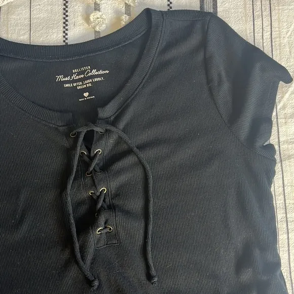 Hollister co • lace up ribbed crop short sleeve top - Image 11