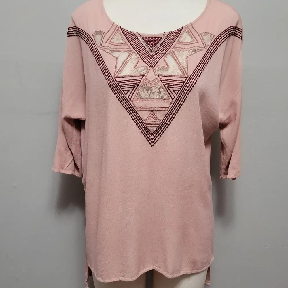 gimmicks by bke blush crepe embroidered tunic top size small - Image 2