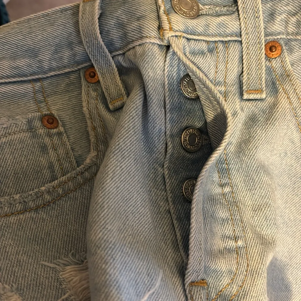 Levi’s 501 High Rise Denim Shorts Sz 24 Light Wash Cotton Distressed Button Fly - Image 10