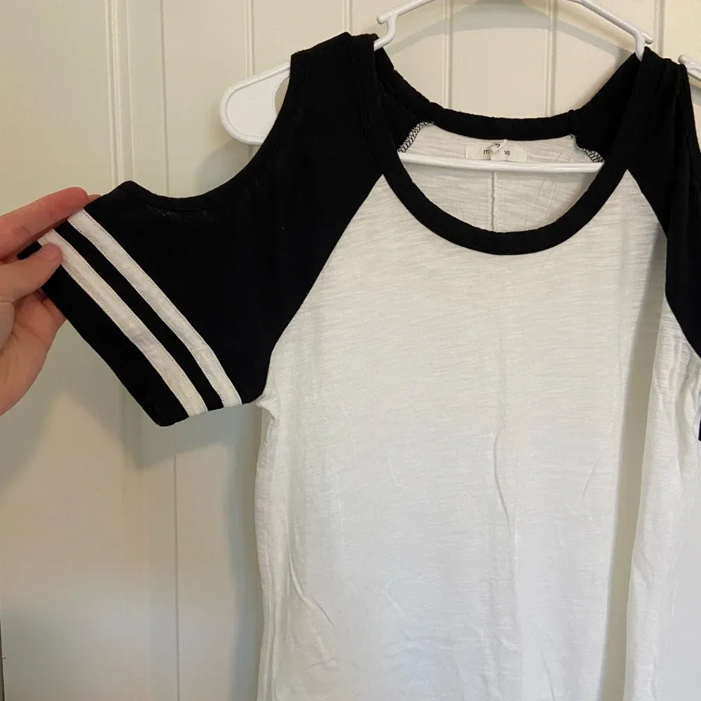 Maurices women’s cutout shoulder white &‎ black top — small - Image 2