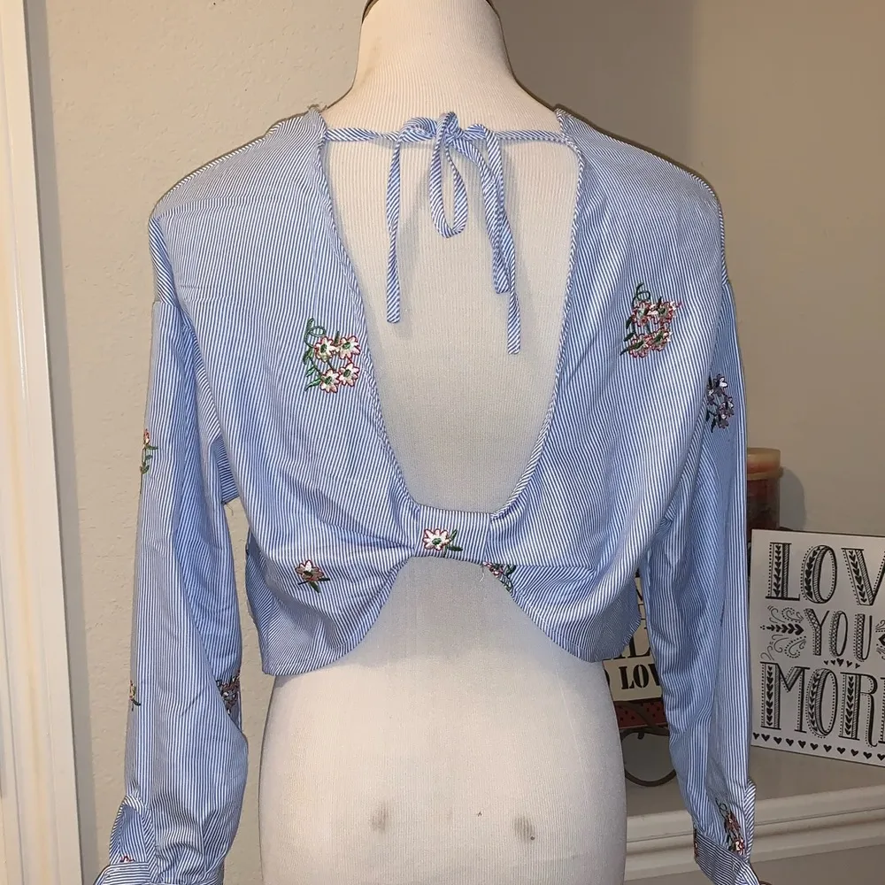 Bleuh Ciel  cropped open back shirt, Small - Image 4