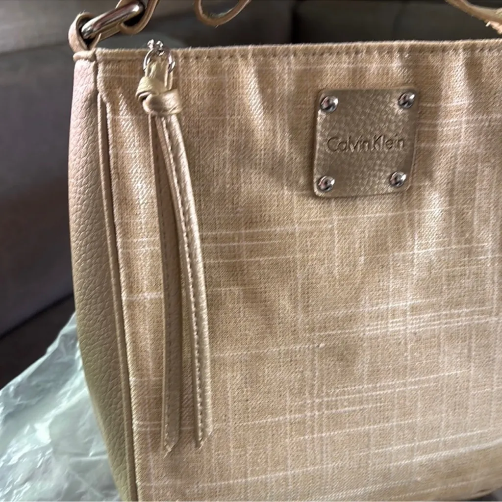 Calvin Klein Tan Shoulder Bag with Textured Fabric - Image 4