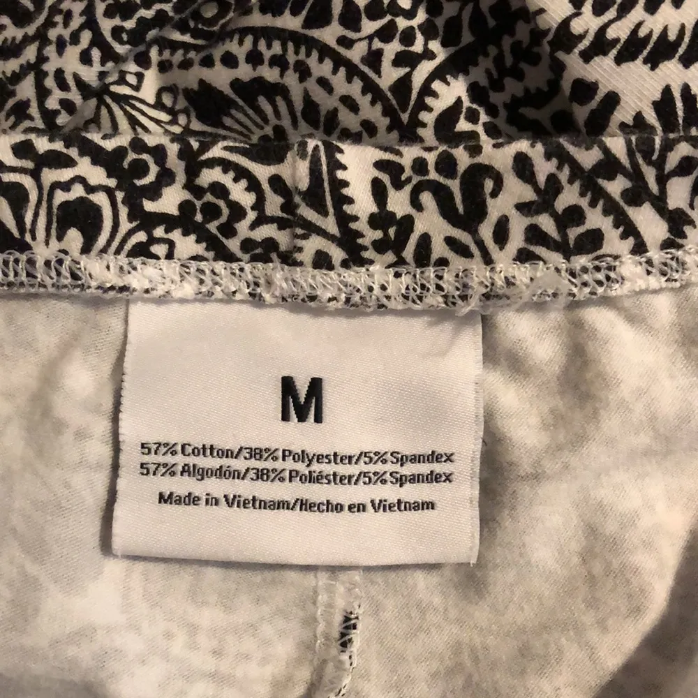 Women’s Black & white paisley Capri leggings pants cotton blend medium capris - Image 4