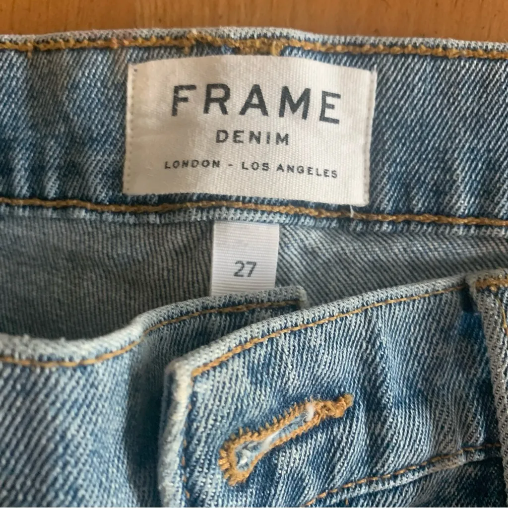 EUC FRAME Le Boy Boyfriend Fit Released Step Hem Lakeland Wash Jeans Size 27 - Image 2