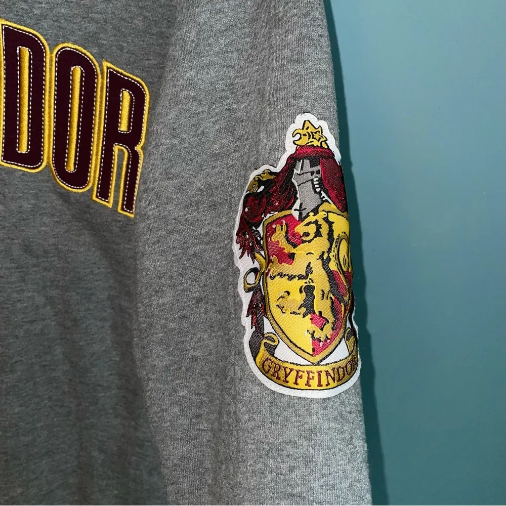 Universal Studios Wizarding World of Harry Potter Gryffindor Patch Sweatshirt Gray - Image 4