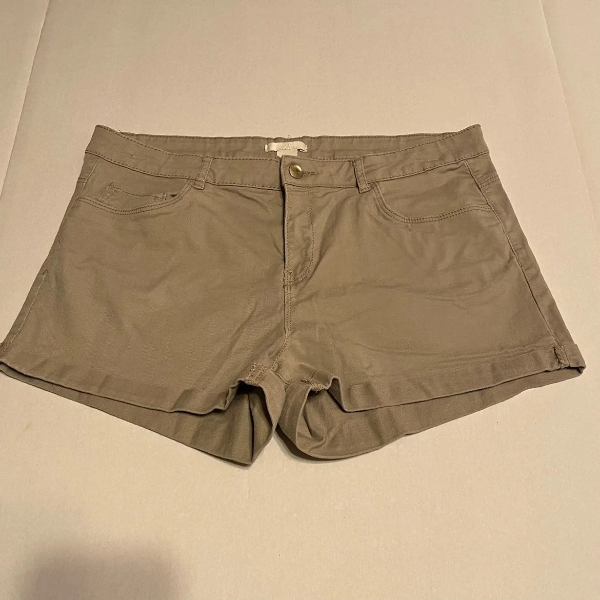 H&M khaki Shorts Women's size‎ 12 khaki tan rolled up shorts - Image 2