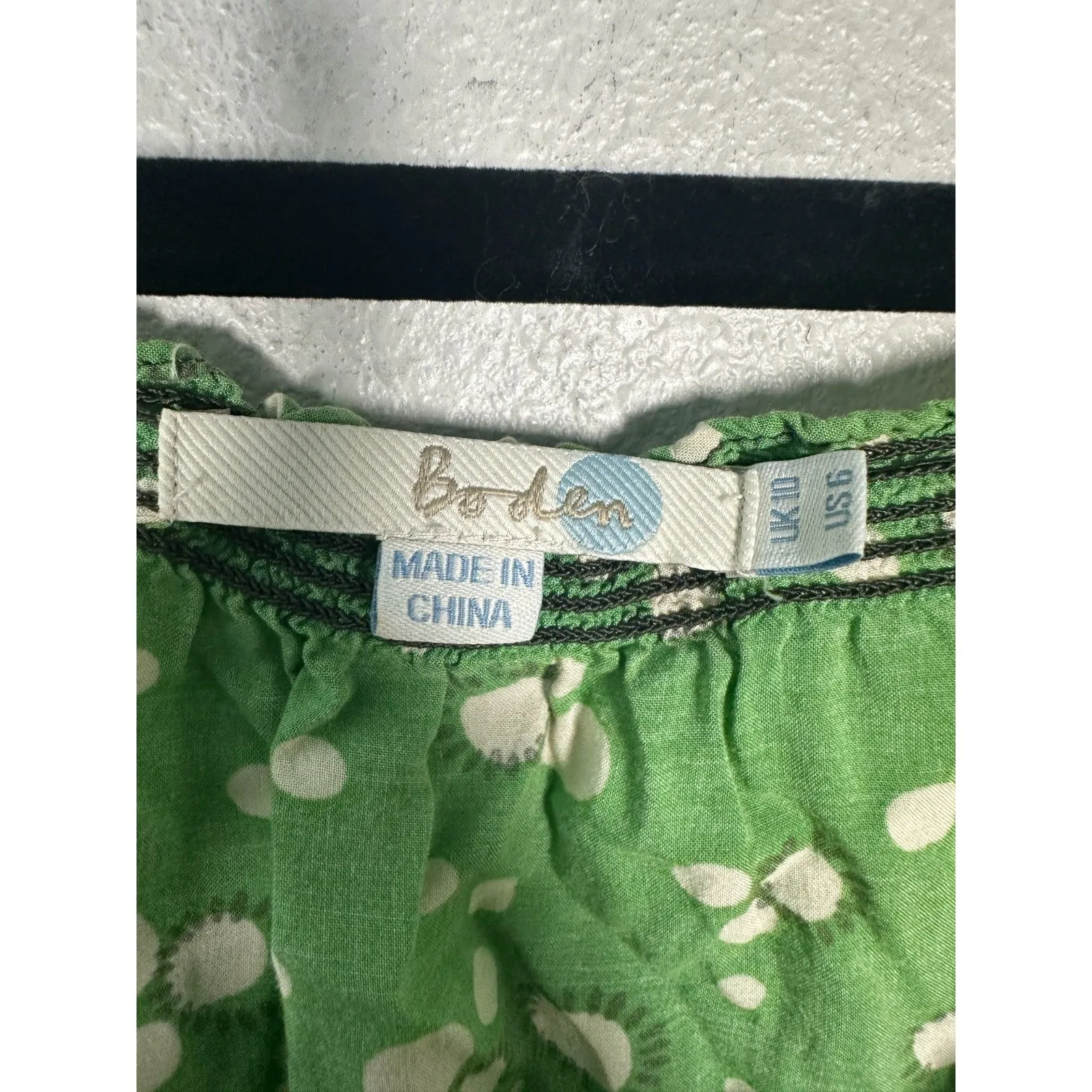 Boden Green Circle Print Short Sleeve Tie Neck Blouse Size 6 - Image 4