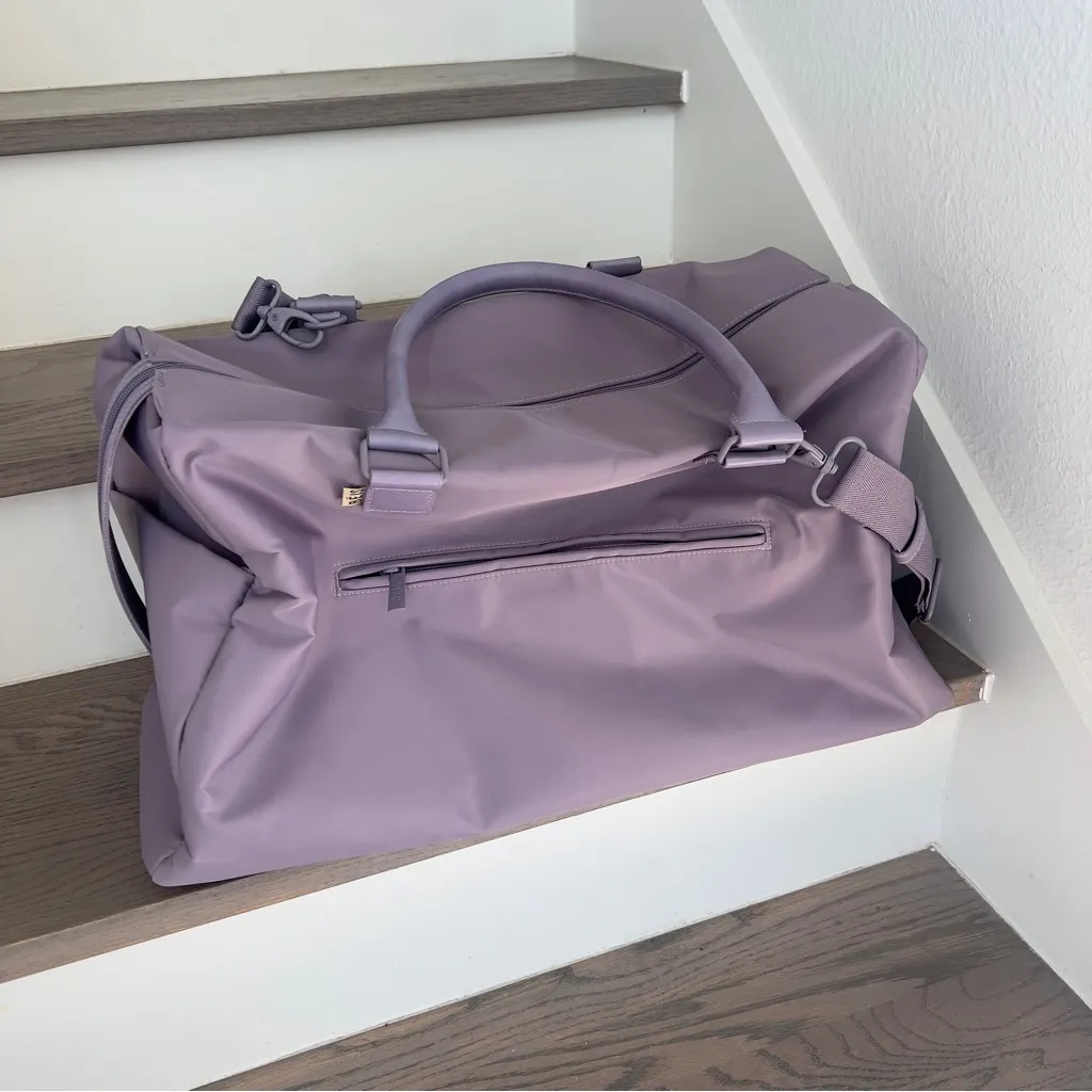 BEIS The Commuter Duffle Bag in Lavender Purple - Image 4
